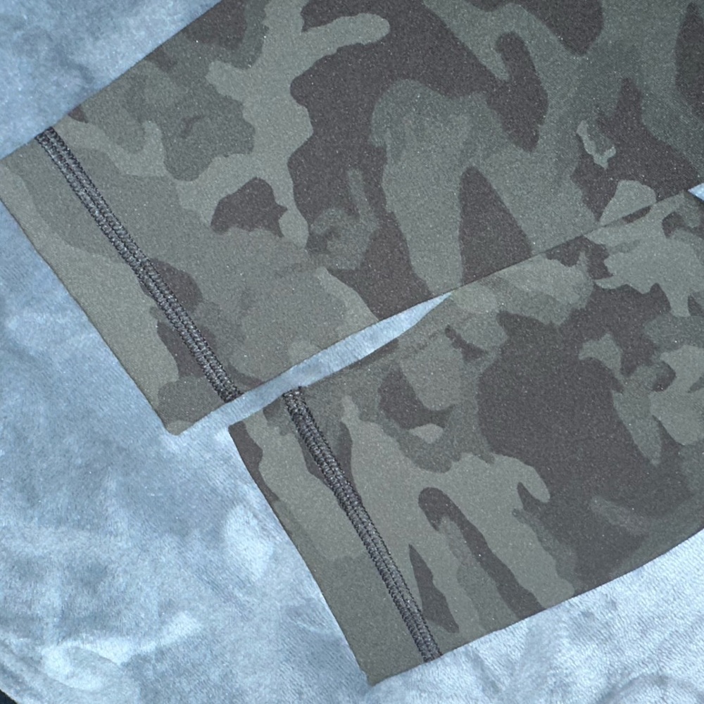 Size 6 Camo Lululemon Align Legging 28" - Picture 4 of 8